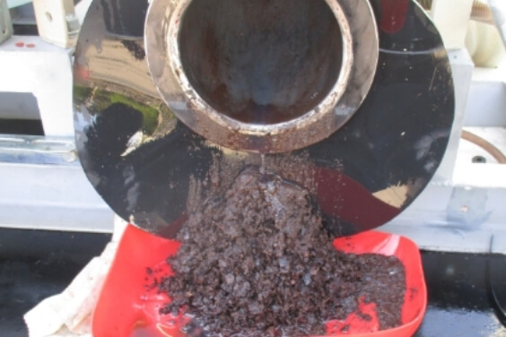 多量のサビとスラッジ