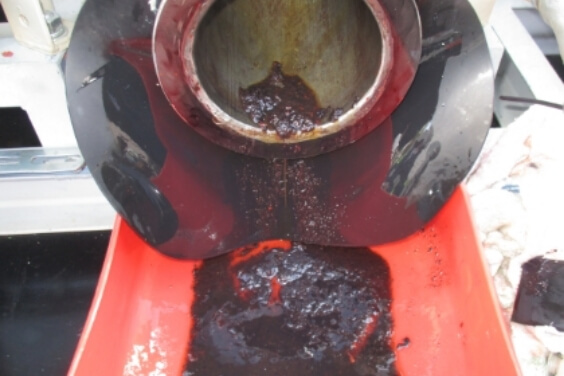 多量のサビとスラッジ